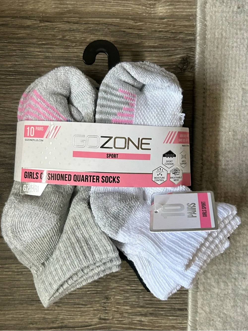 NWT Kids Pink & Gray Quarter Socks - Pack of One